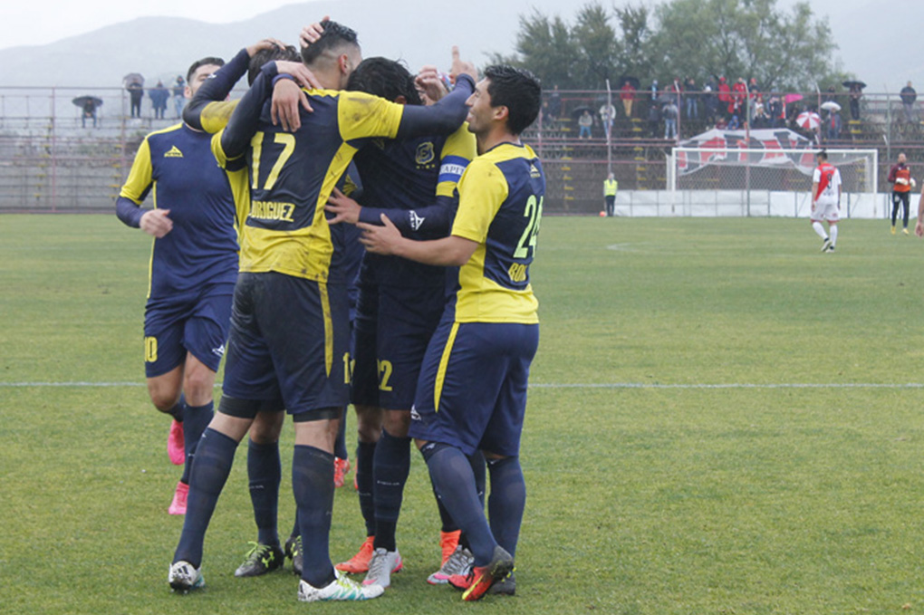 Jugadores de Everton festejan uno de los goles con que ganaron el encuentro. Foto: Patricio Aguirre / anfp.cl